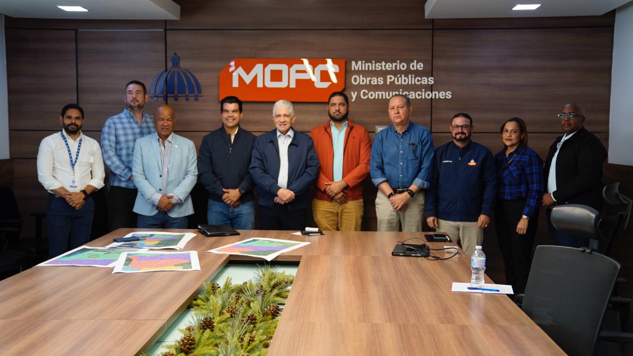 Los funcionarios acompañados por sus respectivos equipos técnicos.