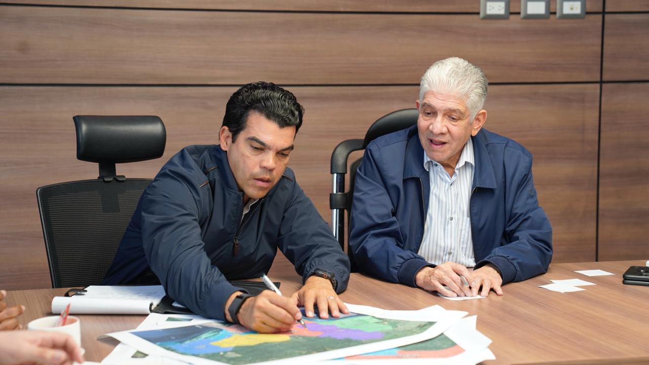 El ministro de Obras Públicas, Eduardo Estrella, y el director ejecutivo del Instituto Nacional de Aguas Potables y Alcantarillados (INAPA), Wellington Arnaud, conversan sobre los trabajos a realizar por ambas entidades.