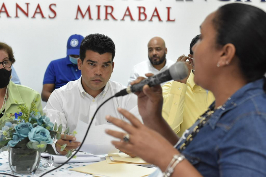 Arnaud garantiza a juntas de vecinos de provincias Hermanas Mirabal y Duarte solución en servicio de agua potable y saneamiento